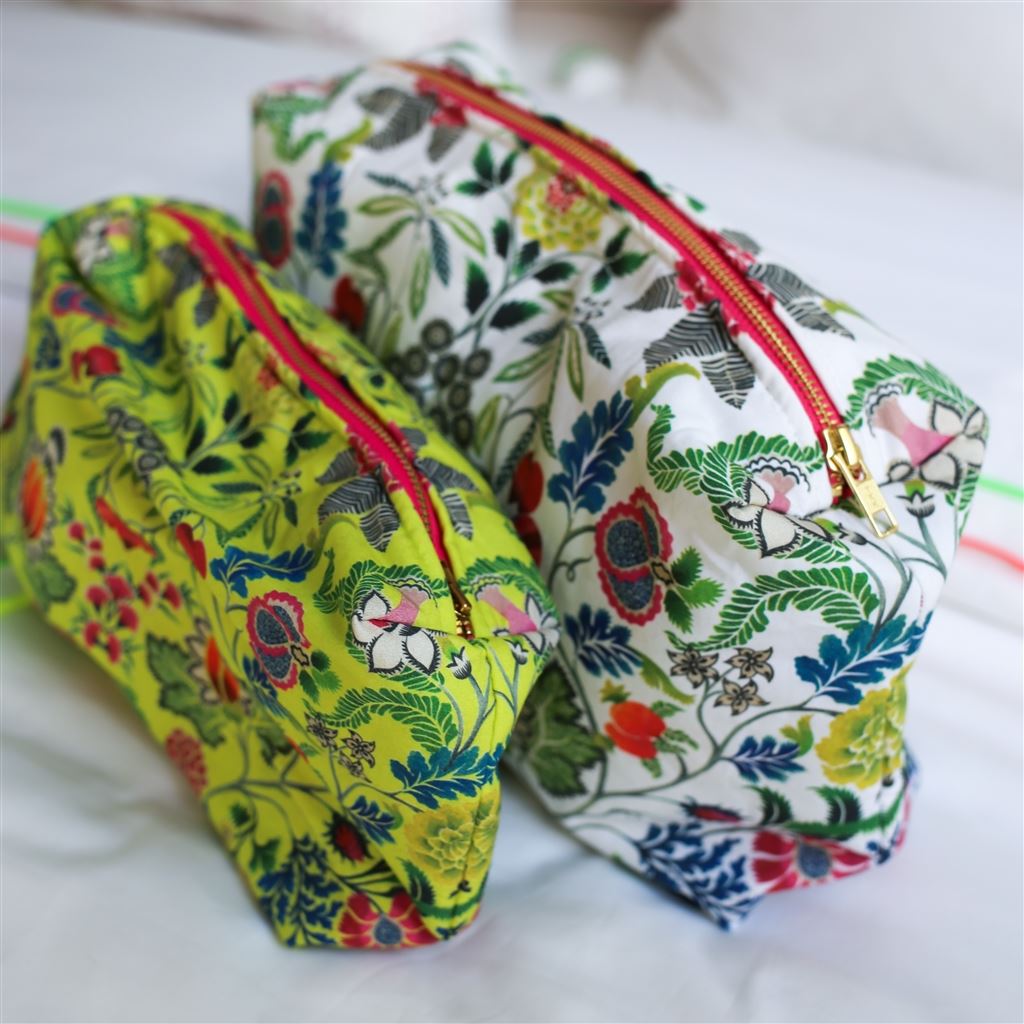 Brocart Decoratif Lime Medium Toiletry Bag